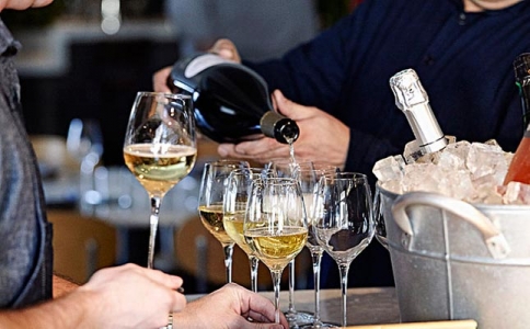 重慶萬葡酒業(yè)祝福紅酒代理商團(tuán)購客戶餐飲超市